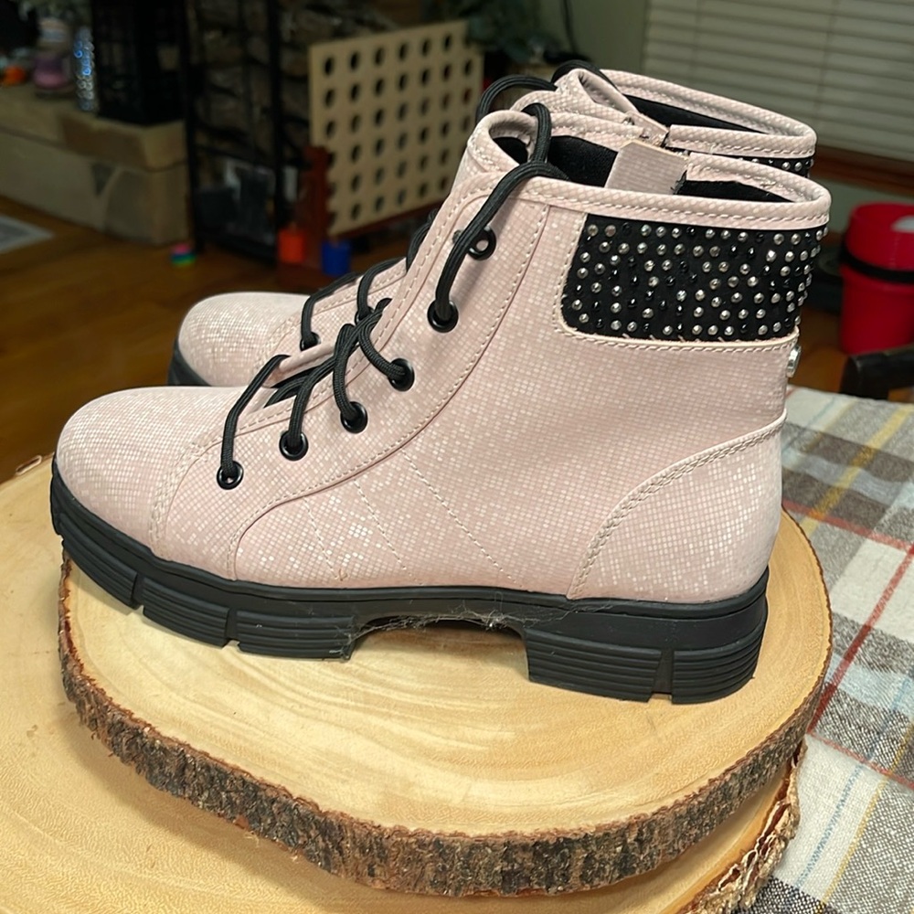 Girls pink combat boat size 4 Madden NYC brand used condition